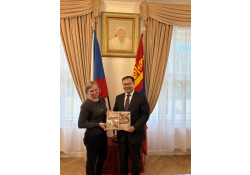 МОНГОЛЫН ОРЧИН ҮЕИЙН ЯРУУ НАЙРАГ, УРАН ЗОХИОЛООС ЧЕХ ХЭЛЭЭР ХЭВЛЭГДЛЭЭ