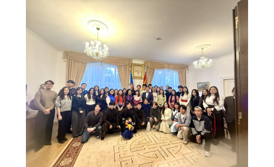 ЧЕХ УЛСАД СУРЧ БУЙ ОЮУТАН ЗАЛУУС, ХҮҮХЭД БАГАЧУУД МОНГОЛ БАХАРЛЫН ӨДРИЙГ ЁСЛОЛ ТӨГӨЛДӨР ТЭМДЭГЛЭВ